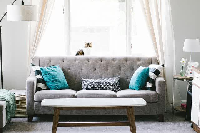 Gemütliches Sofa im Wohnzimmer | shoparound.at